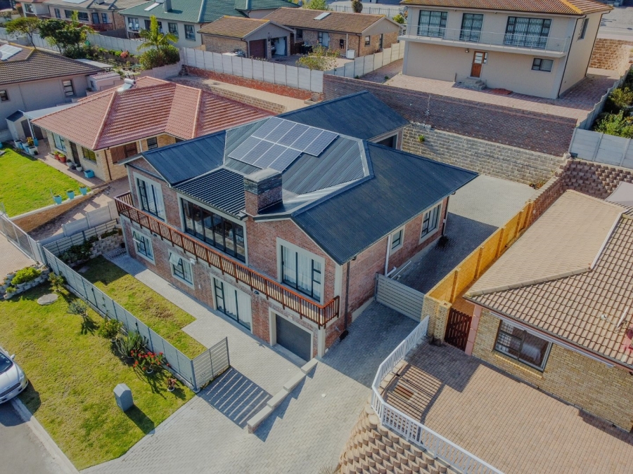 5 Bedroom Property for Sale in Reebok Western Cape